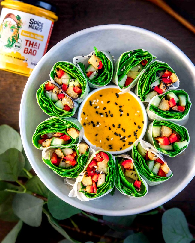 Image of Sommerrollen mit angebratener Aubergine, Paprika und Thai Bao Sauce für Gemüse