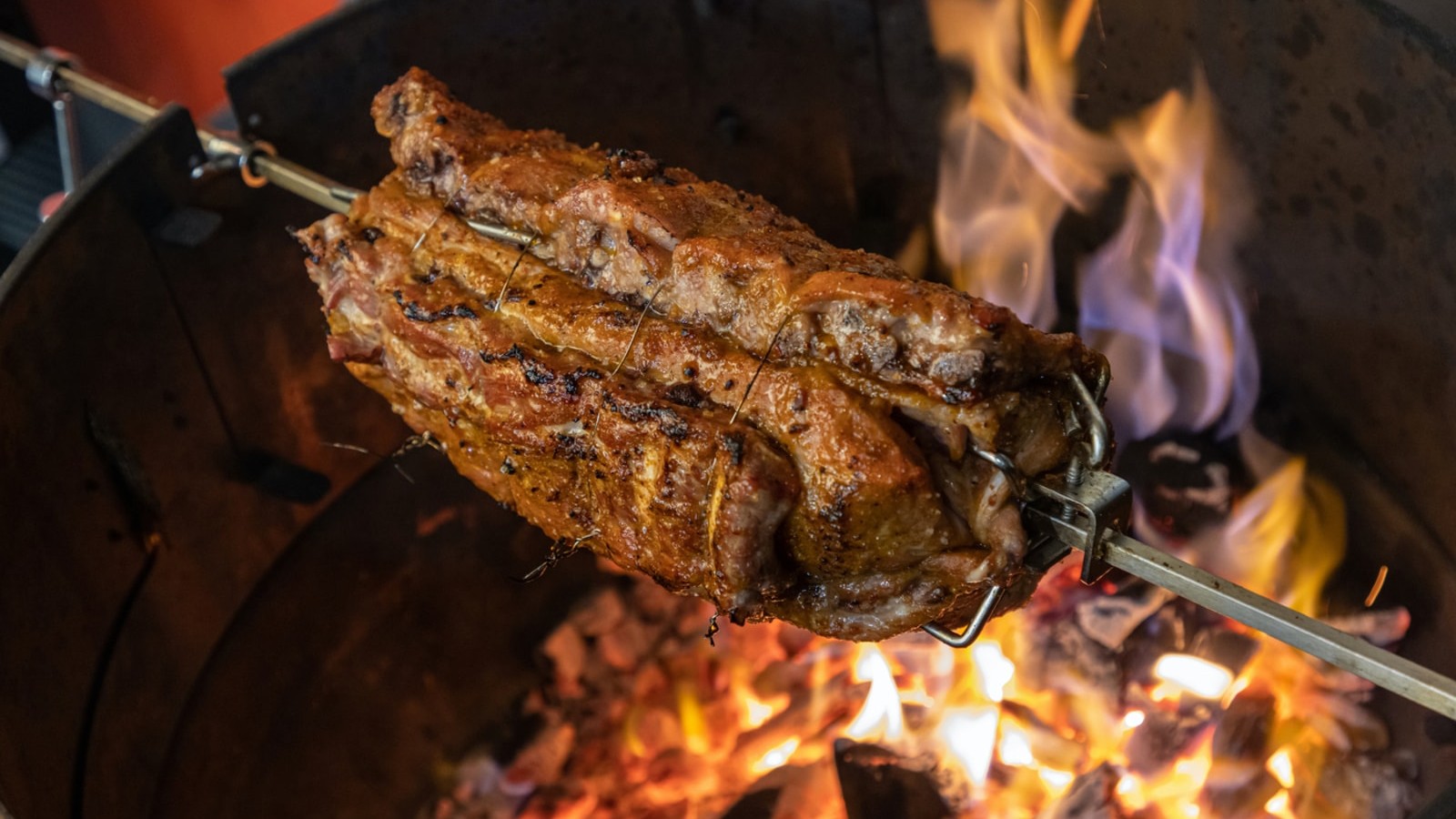 Image of LONGE DE PORC AVEC UNE « ARMURE » DE CÔTES LEVÉES