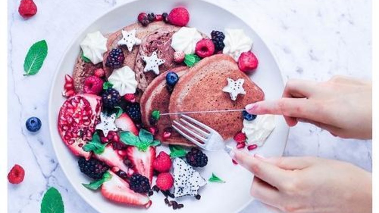 Image of Banana hotcakes with goji cacao sauce