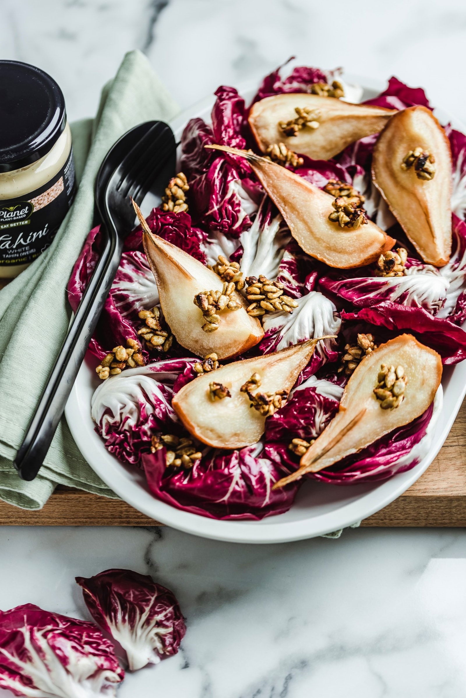 Gerösteter Birnen-Radicchio-Salat mit Tahini-Dressing und herzhaftem M ...