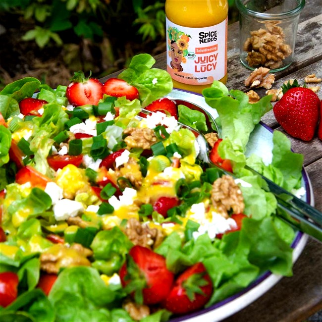 Image of Sommersalat zum Grillen mit frischen Erdbeeren, cremigem Feta und Juicy Lucy Orangendressing