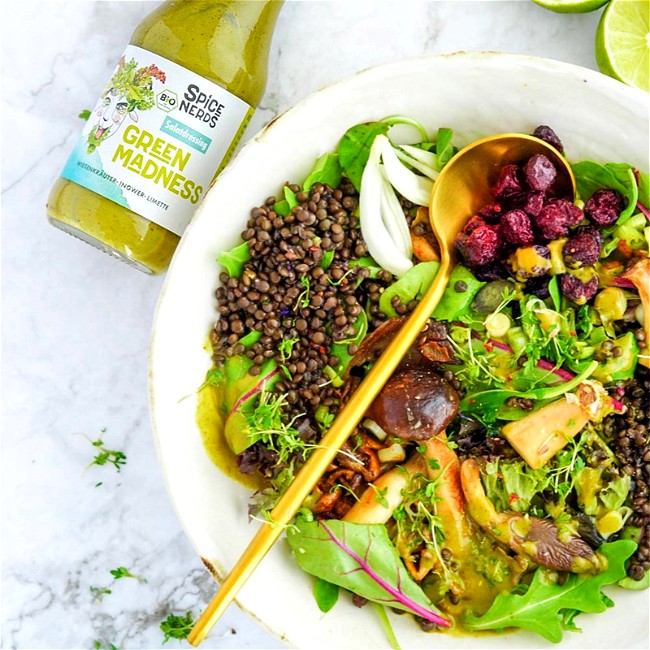 Image of Vegane Linsenbowl mit gebratenen Pilzen, gemischtem Salat und Green Madness Kräuterdressing