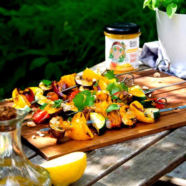 Image of Gemüsespieße zum Grillen getoppt mit Thai Bao Sauce, Cashews und Koriander