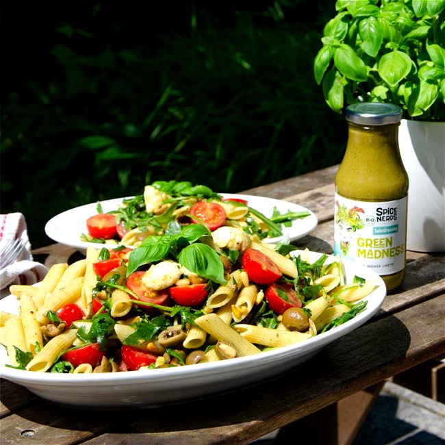 Image of Italienischer Nudelsalat mit Oliven, Tomaten, Mozzarella und Green Madness Kräuterdressing