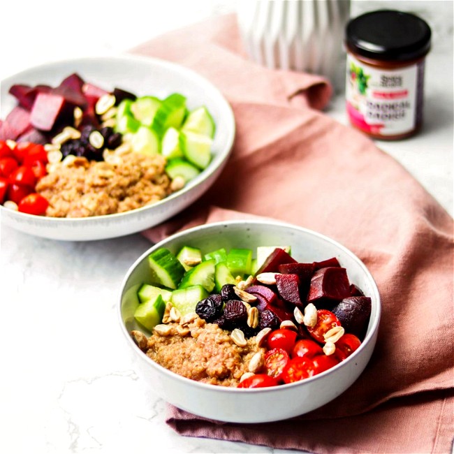 Image of Vegane Quinoa-Bowl mit Rote Bete, Gurke, Tomaten und Radical Radish Sauce für Gemüse 