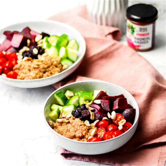 Image of Vegane Quinoa-Bowl mit Rote Bete, Gurke, Tomaten und Radical Radish Sauce für Gemüse