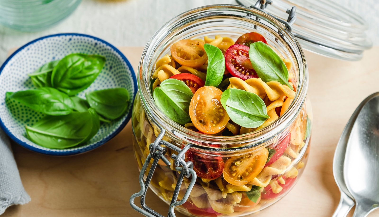 Roher Tomaten-Kichererbsen-Fusilli-Salat (toskanische Crudaiola-Nudeln ...