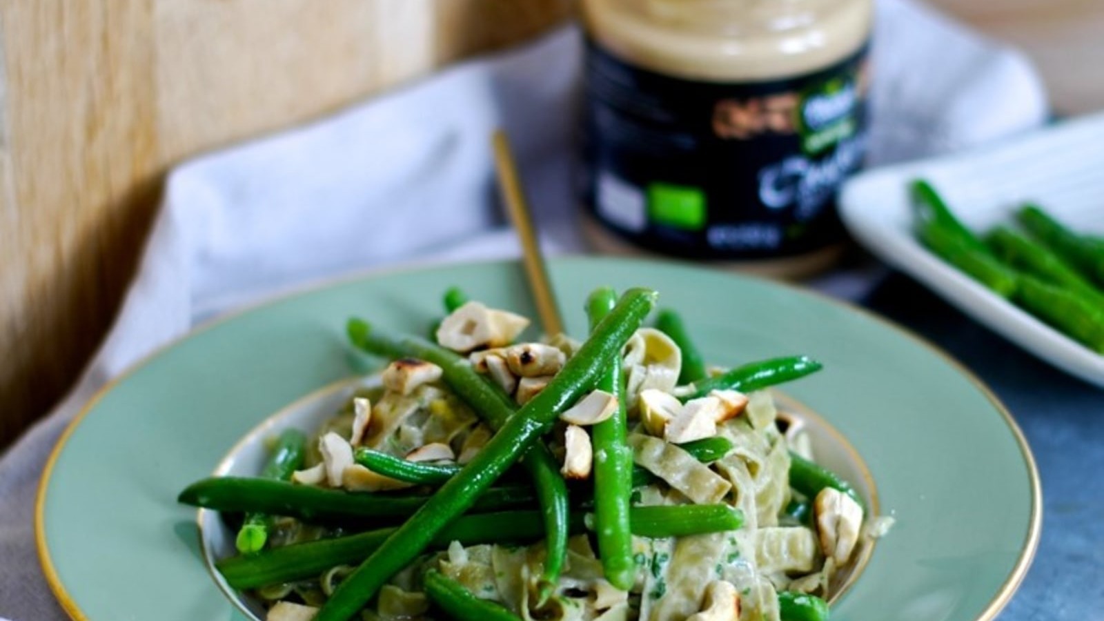 Image of Fettuccine with cashew butter pesto and sautéed string beans