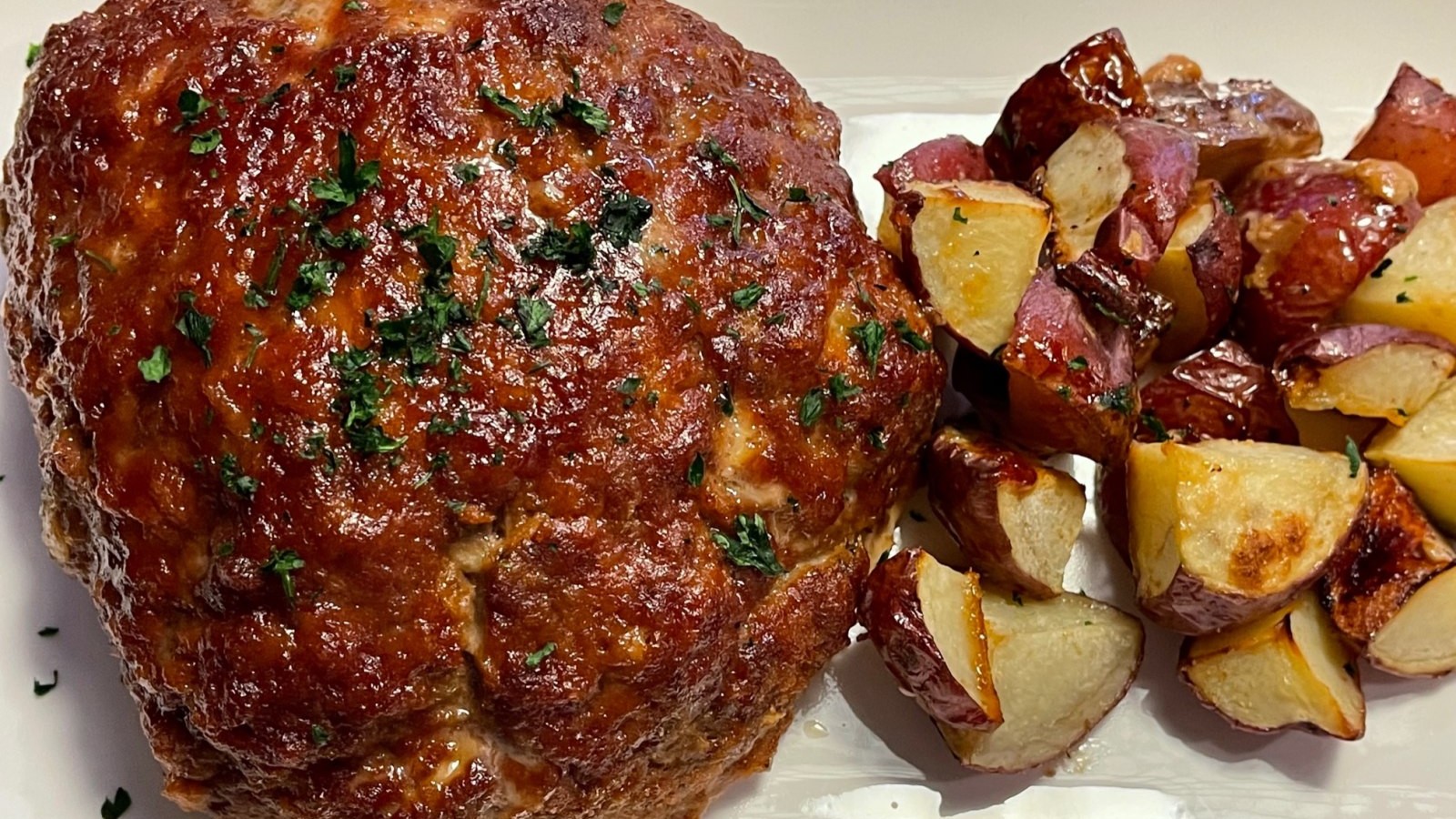 https://images.getrecipekit.com/v1626912764_italian_meatloaf_n0ojzr.jpg?aspect_ratio=16:9&quality=90&