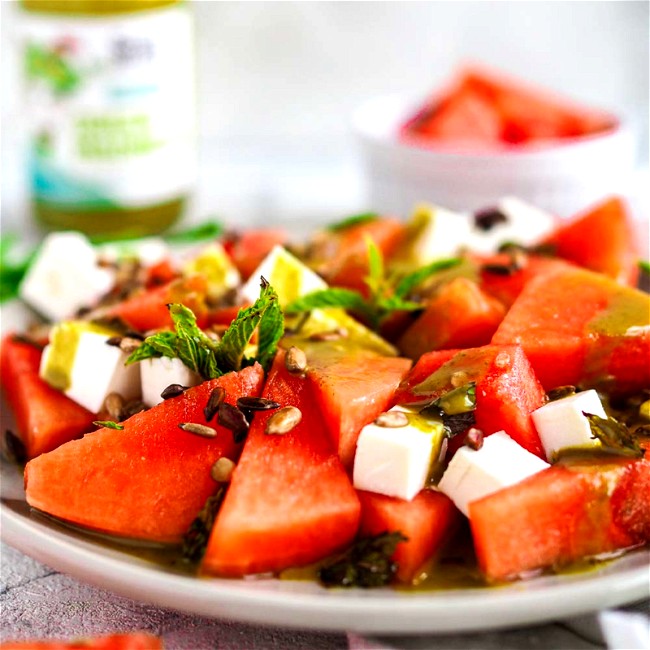 Image of Wassermelonen-Feta-Salat mit frischer Minze, Sonnenblumenkernen und Green Madness Dressing