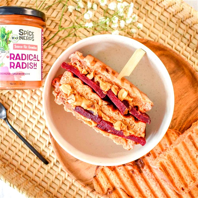 Image of Veganes Sandwich mit selbstgemachtem Rote Bete Brot, Erdnüssen und Radical Radish Sauce